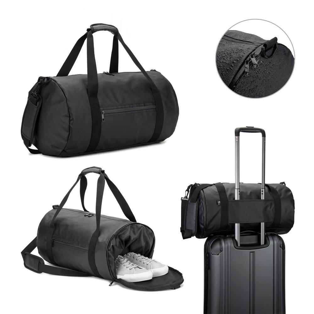 Bolsa esportiva em formato cilíndrico em poliéster reciclado 600d de alta densidade com compartimento lateral para sapatos (32 l) MO1819 na cor Preto, brinde personalizado Sky Brindes