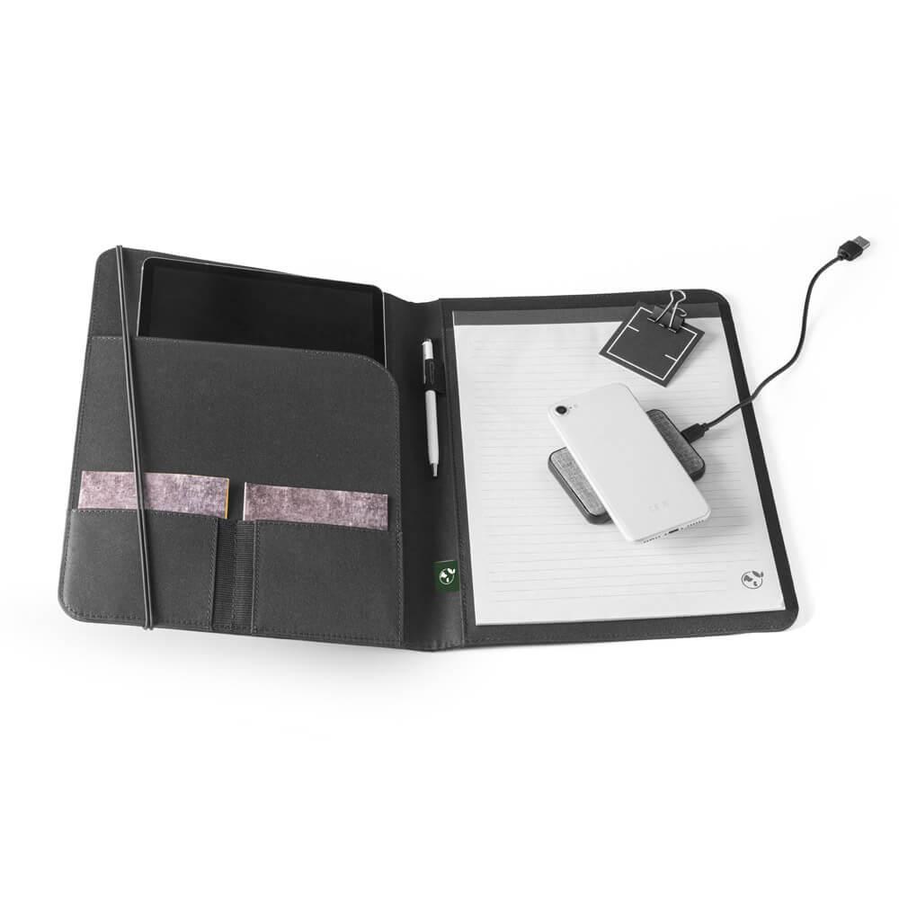 Pasta A4 em Poliéster PA1848 na cor Preto, brinde personalizado Sky Brindes