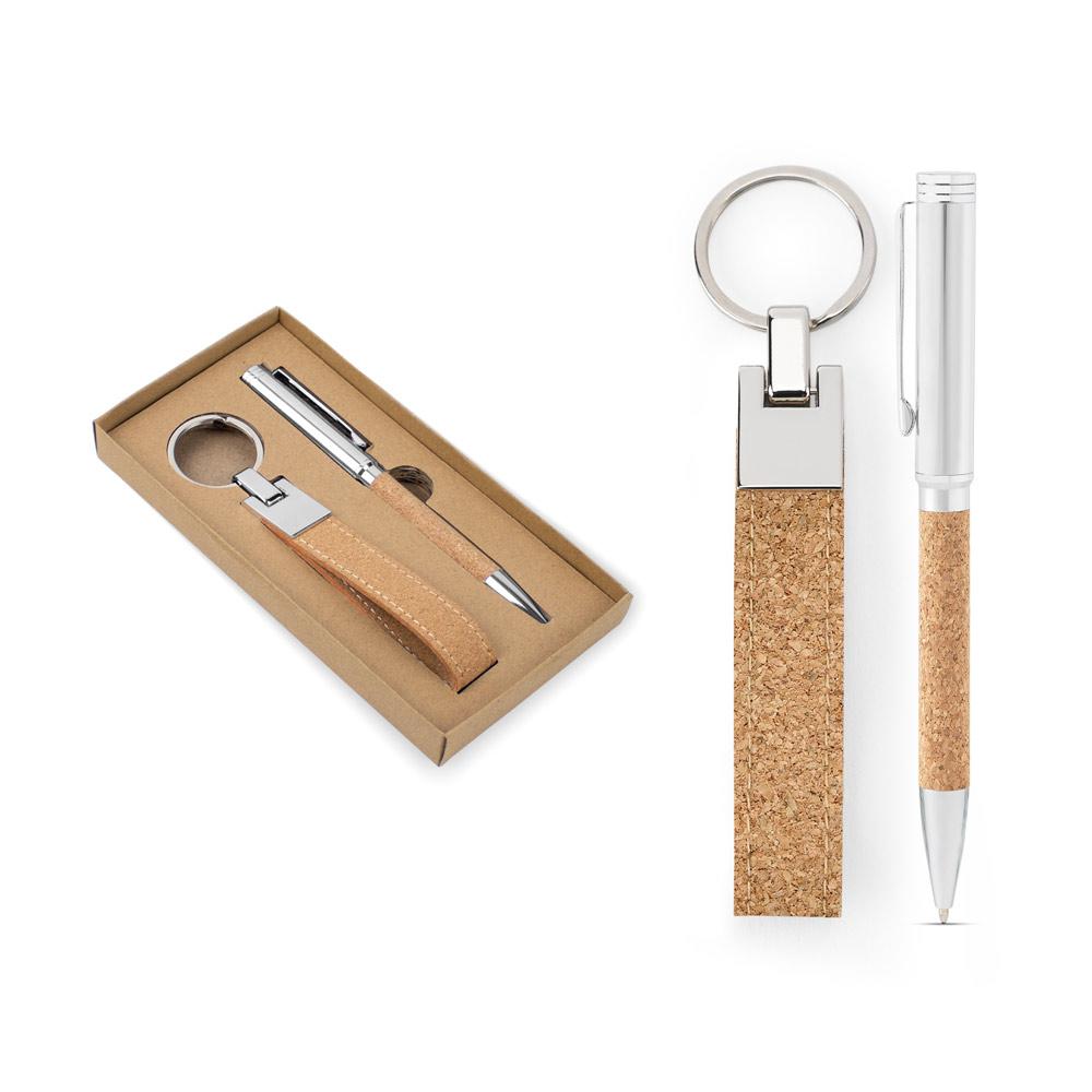 Conjunto composto por uma caneta esferográfica e chaveiro, ambos em metal e cortiça PA2124 na cor Natural, brinde personalizado Sky Brindes