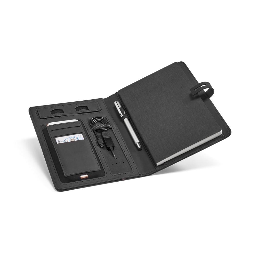 Pasta a5 em c. sintético com bateria portátil embutida (lítio) 4'000 mah e bloco com páginas pautadas PA2133 na cor Cinza escuro, brinde personalizado Sky Brindes