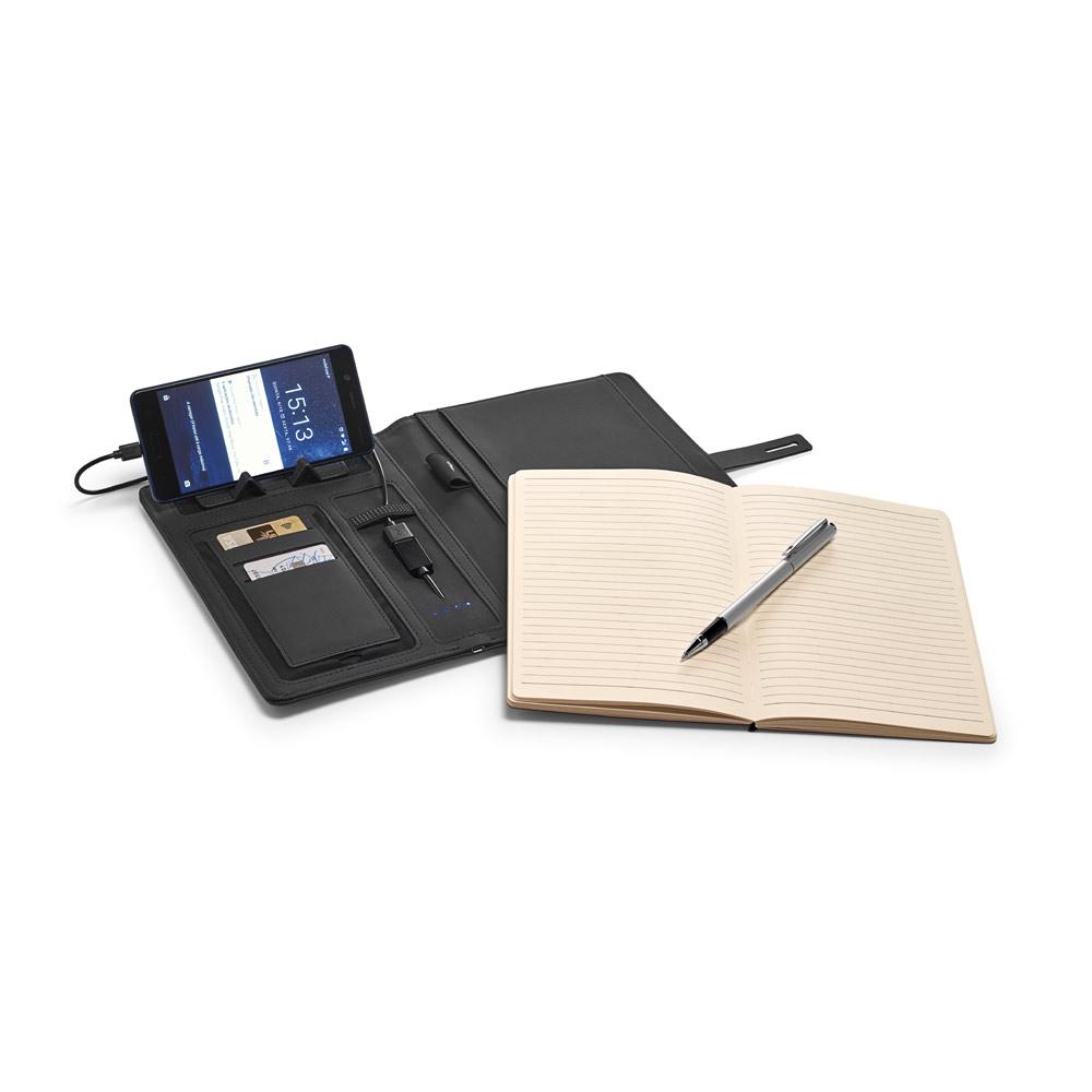 Pasta a5 em c. sintético com bateria portátil embutida (lítio) 4'000 mah e bloco com páginas pautadas PA2133 na cor Cinza escuro, brinde personalizado Sky Brindes