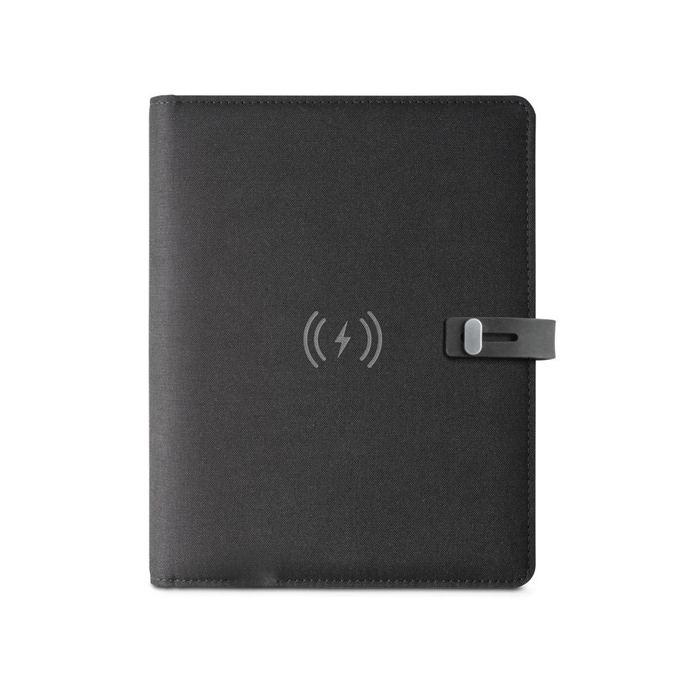 Pasta a5 em 300d poliéster 100% reciclado com carregador por indução embutido (5'000 mah) e bloco com páginas pautadas PA2135 na cor Preto, brinde personalizado Sky Brindes