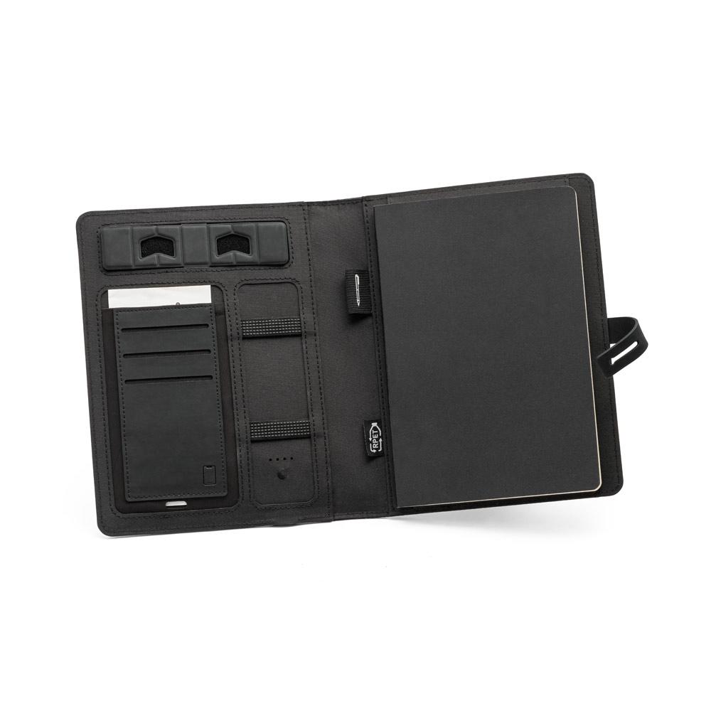 Pasta a5 em 300d poliéster 100% reciclado com carregador por indução embutido (5'000 mah) e bloco com páginas pautadas PA2135 na cor Preto, brinde personalizado Sky Brindes