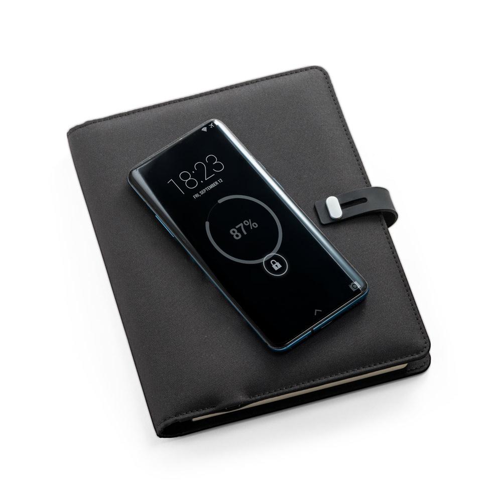 Pasta a5 em 300d poliéster 100% reciclado com carregador por indução embutido (5'000 mah) e bloco com páginas pautadas PA2135 na cor Preto, brinde personalizado Sky Brindes