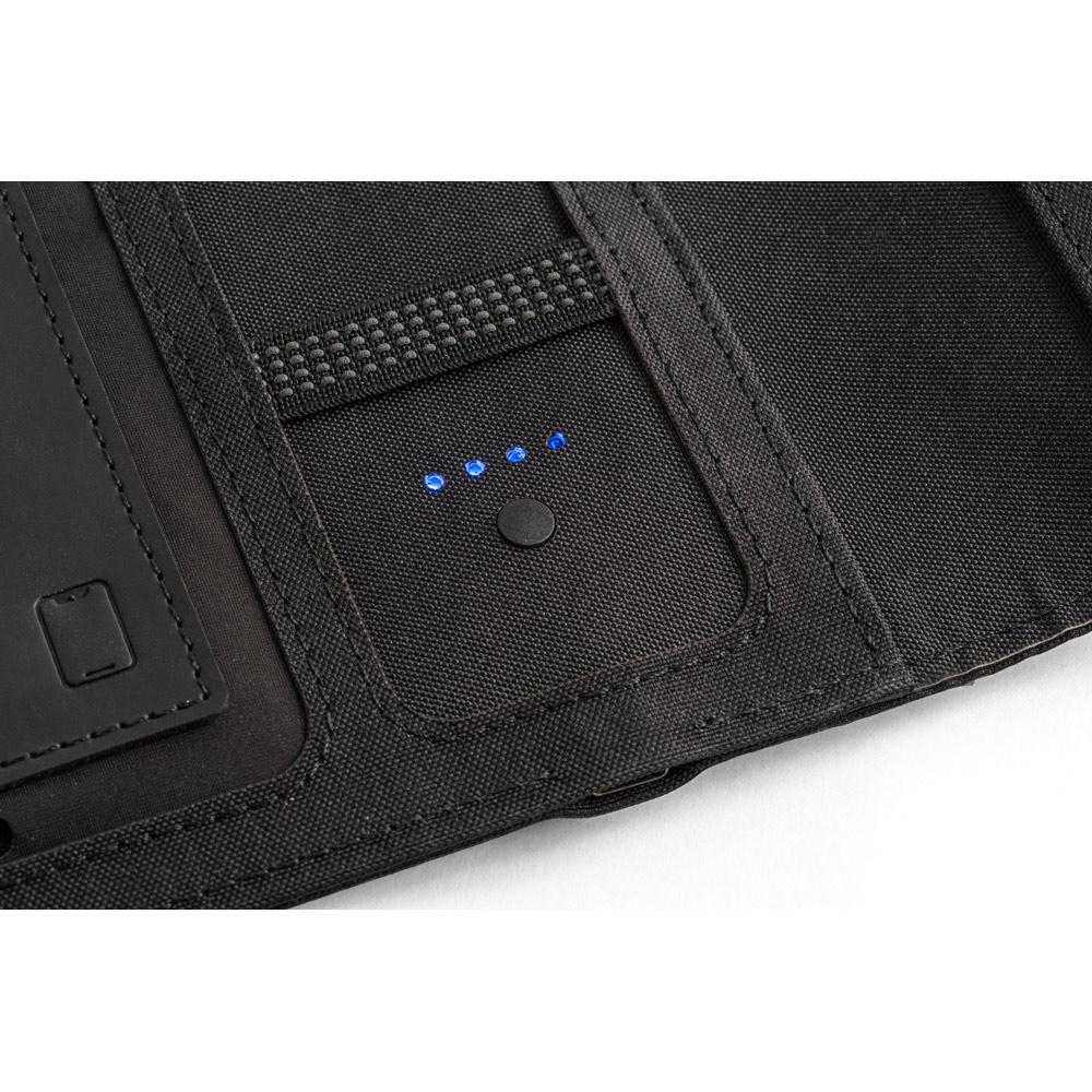 Pasta a5 em 300d poliéster 100% reciclado com carregador por indução embutido (5'000 mah) e bloco com páginas pautadas PA2135 na cor Preto, brinde personalizado Sky Brindes