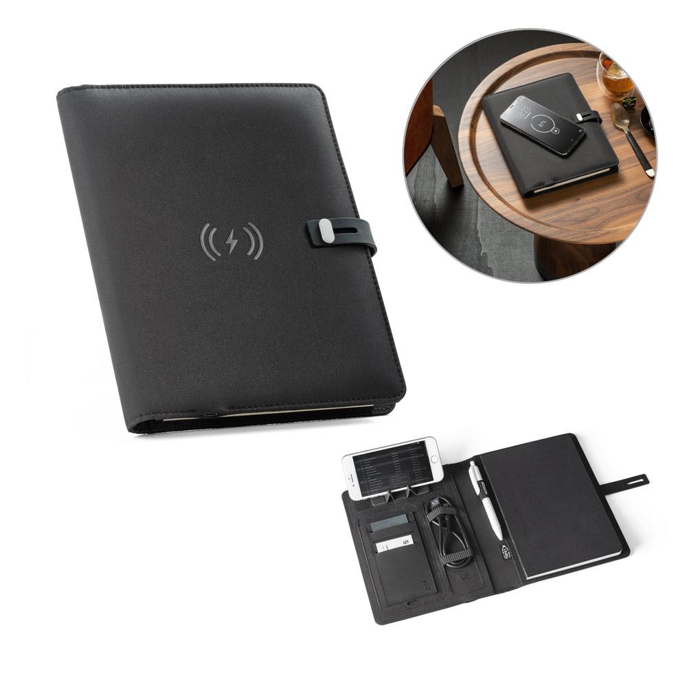 Pasta a5 em 300d poliéster 100% reciclado com carregador por indução embutido (5'000 mah) e bloco com páginas pautadas PA2135 na cor Preto, brinde personalizado Sky Brindes