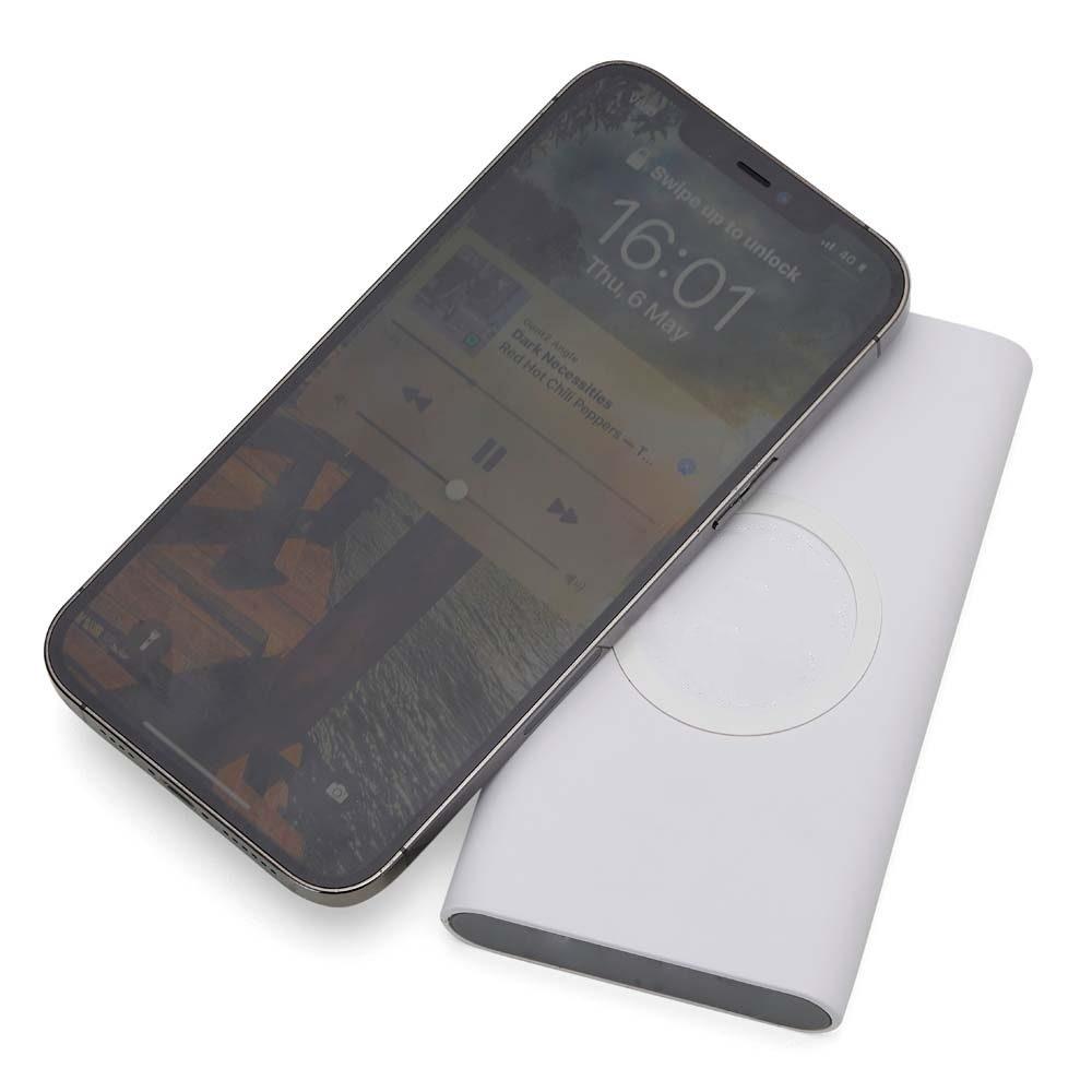 Carregador 8.000mAh TE1126 na cor Branco, brinde personalizado Sky Brindes